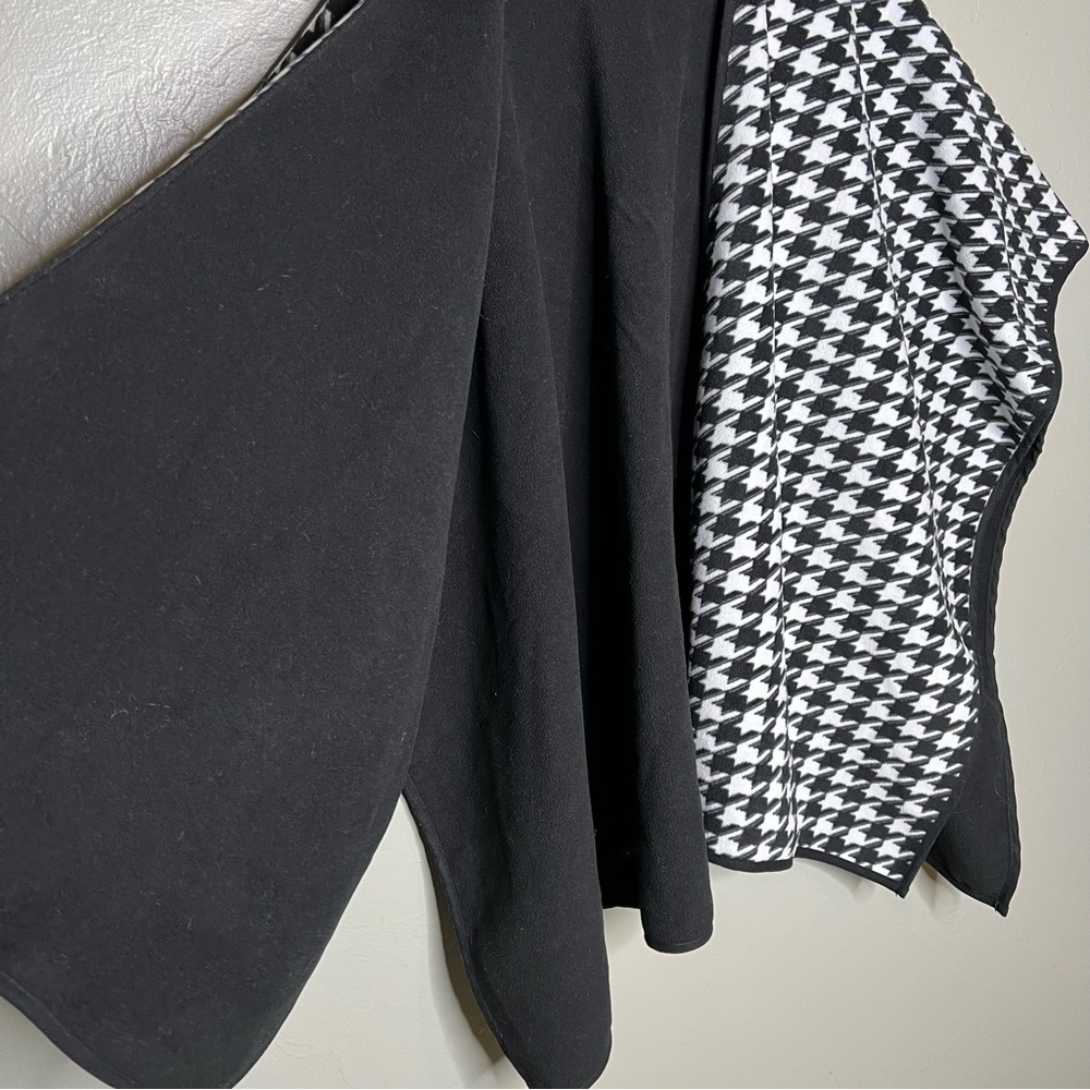 Woolrich Houndstooth Reversible Blanket Wrap - Picture 3 of 6